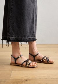 Valitud, black/white