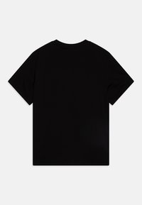 Černé bavlněné tričko s kulatým výstřihem a krátkými rukávy. Hladká textura, klasický střih, bez vzorů nebo designových prvků.