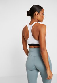 Nike Performance BAND BRA - Urheiluliivit: keskitason tuki - white/black