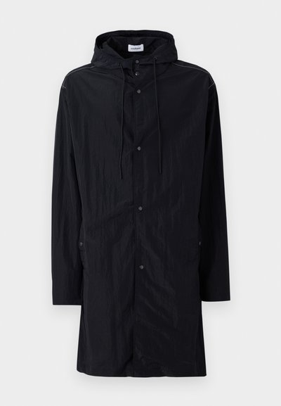 Črn lahki dežni plašč s kapuco, opremljen z zapiranjem na gumb, dvema stranskima žepoma in subtilno teksturirano tkanino.