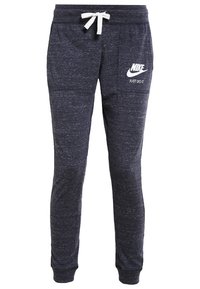 Námořnické jogger kalhoty vyrobené z měkké tkaniny s elastickým páskem na šňůrku, s bočními kapsami a bílým logem Nike na levém stehně.