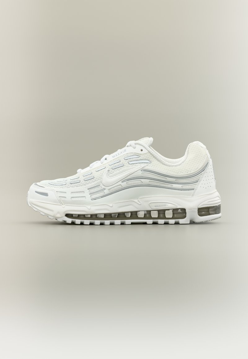 Baskets athlétiques blanches avec empeigne en mesh, semelle extérieure en caoutchouc, amorti Max Air et accents gris subtils. Dotées d'un bout arrondi et d'un design à lacets.