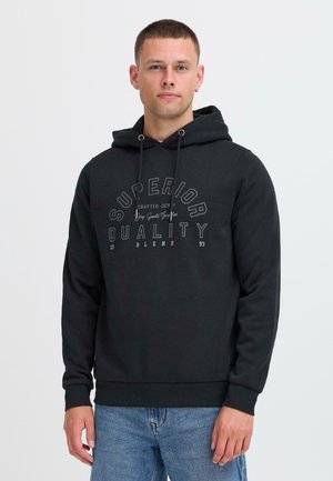 Schwarzer Hoodie aus weichem Stoff, mit einem Frontdruck, der "SUPERIOR QUALITY" in Grau zeigt. Ausgestattet mit einer Kapuze mit Kordelzug und einer Kängurutasche.