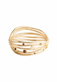 Bracelet jonc doré avec plusieurs brins entrelacés, mettant en valeur des pierres colorées : accents marron, beige et noir dans un design moderne.