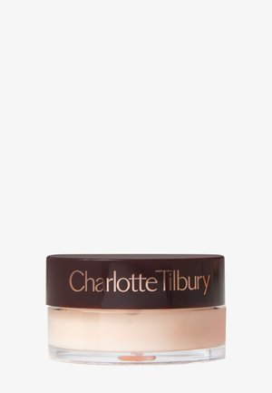 Crema Charlotte Tilbury in un barattolo di vetro trasparente con un coperchio marrone. Il barattolo ha una superficie liscia e presenta un logo dorato.