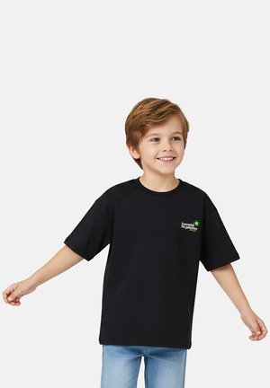Zwart katoenen T-shirt met korte mouwen, voorzien van een klein groen-wit logo op de linkerborst en een klassieke ronde hals.