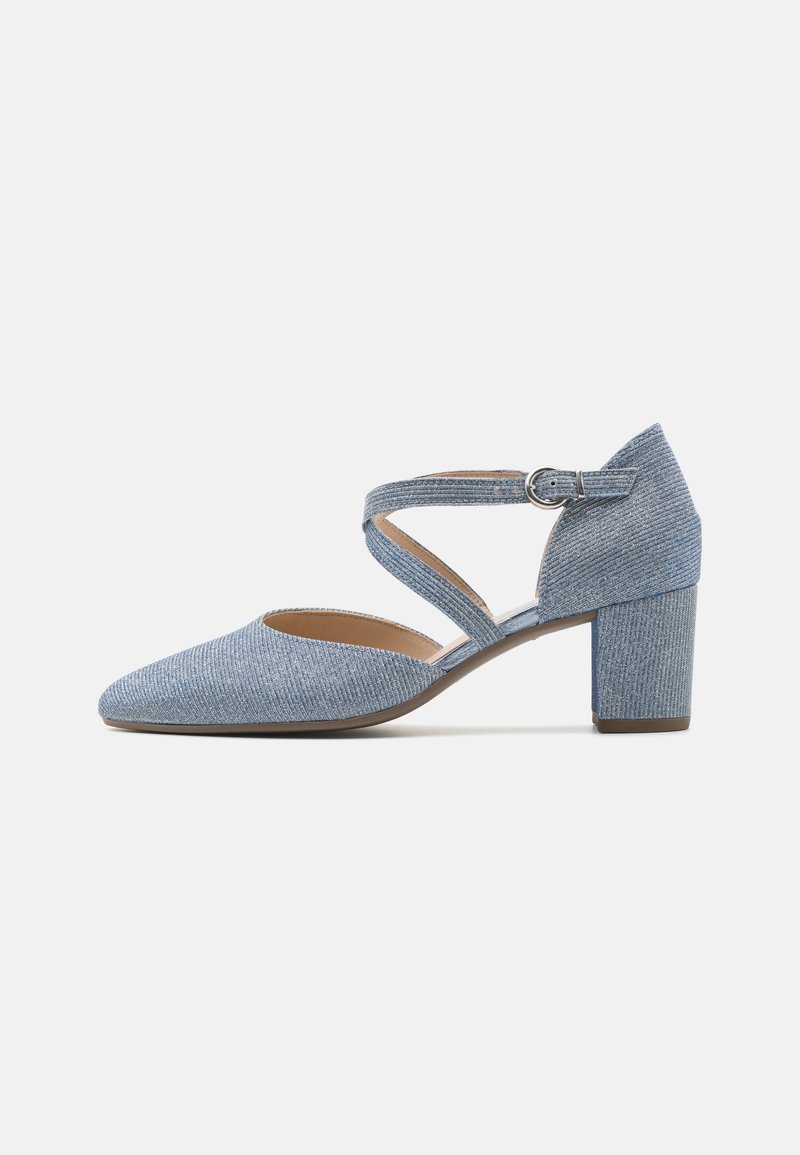 Chaussure à talon bloc pour femme de couleur bleu clair texturé avec un bout pointu, deux brides croisées autour de la cheville et une boucle sur le côté, sur fond blanc.