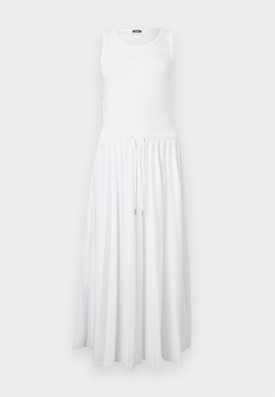 Robe maxi blanche sans manches avec corsage ajusté, encolure ronde et jupe plissée dotée d'une taille à cordon avec embouts métalliques.