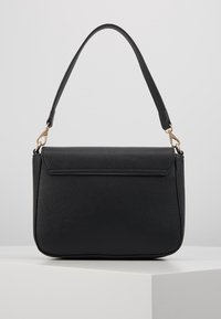 Bolso sintético negro con un diseño estructurado, que cuenta con un asa superior y una sutil textura cruzada. Incluye herrajes en tono dorado.