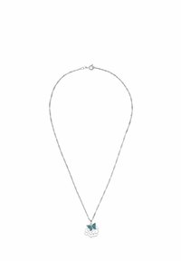 Silverfärgad kedjehalsband med en liten berlock som har en vit blomma och en blå ädelstenfjäril på en vit bakgrund.