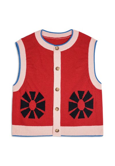 Crvena pletena prsluk s okruglim izrezom, ružičastim i plavim akcentima, drvenim dugmadi i crnim cvjetnim uzorcima sprijeda.