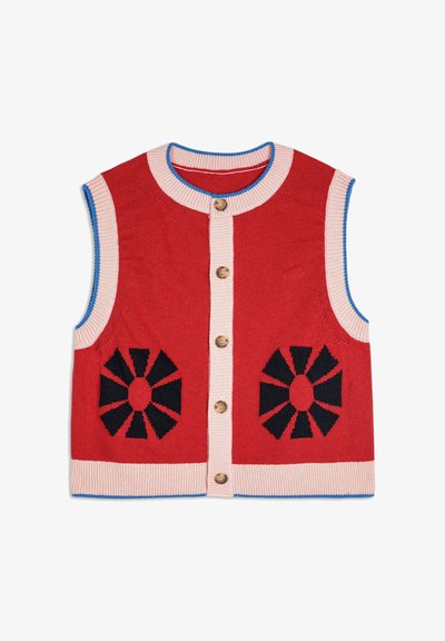 Crvena pletena prsluk s okruglim izrezom, ružičastim i plavim akcentima, drvenim dugmadi i crnim cvjetnim uzorcima sprijeda.