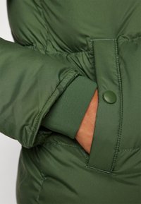 Patagonia SILENT - Jakna ispunjena paperjem - torrey pine green