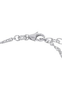 Bracciale in argento con maglie intrecciate e chiusura a moschettone, che evidenzia una superficie metallica liscia e una finitura lucida.
