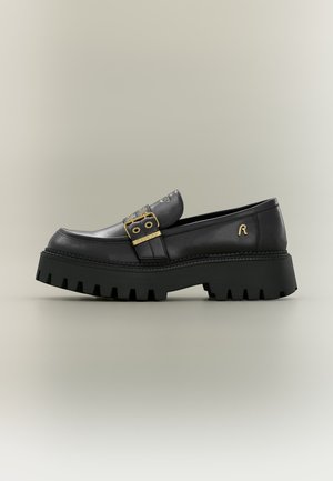 Mocassin en cuir noir avec semelle épaisse crantée, détail boucle dorée sur le dessus et petit logo doré "R" sur le côté du talon.