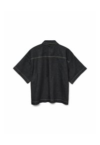 Svart denimskjorta med kort ärm och krage, med kontrasterande sömmar och en avslappnad passform. Slät textur utan synliga mönster eller utsmyckningar.