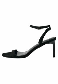 Mustat mokkanahka korkeat sandaalit ohuella nilkkaremmillä, avokärkiset ja sileäpintaiset. Varustettu hoikalla stiletto-korkolla.