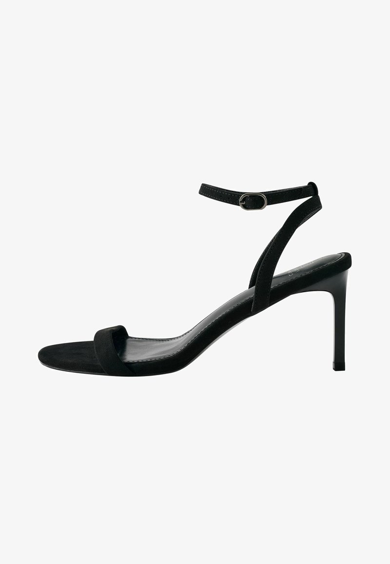 Zwarte suède hoge hak sandaal met een dunne enkelriem, open teen en een gladde textuur. Voorzien van een slanke stiletto hak.