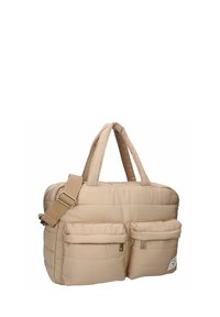 Beige quiltad axelväska med två ytterfickor och en avtagbar axelrem. Slät nylonmaterial med stickade detaljer och guldtonade dragkedjor.