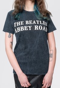 Paradiso Clothing THE BEATLES ABBEY ROAD SIGN DIP DYE - Print T-shirt - black