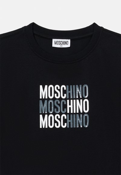 Μαύρο παιδικό φούτερ Moschino με επαναλαμβανόμενο κείμενο "MOSCHINO" σε εναλλασσόμενα λευκά και γκρι γράμματα στο μπροστινό μέρος.