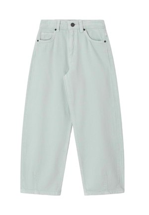 Jean gris clair taille haute à jambes larges avec bouton devant, fermeture éclair, passants de ceinture et cinq poches sur fond blanc.