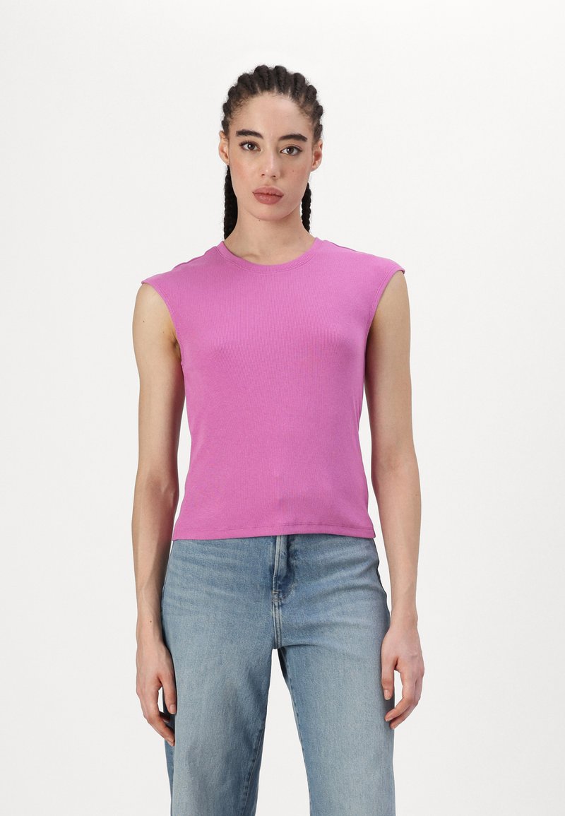 Tetts pink ribba tanktop med korte ermer, rund hals, og en glatt tekstur, paired med lyseblå høytlivsjeans.