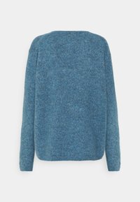 Pull tricoté bleu à manches longues avec un col rond, vu de dos sur un fond uni.
