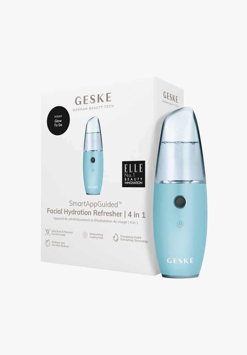 Compact gezichtsbevochtiger in lichtblauw met een transparante dop, voorzien van een knop en waterindicator. Doos toont productinformatie.