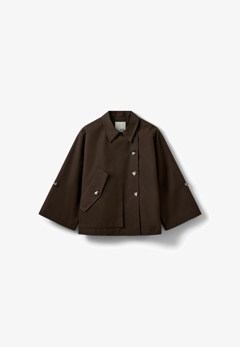 Veste courte marron foncé avec manches larges, fermeture asymétrique à boutons sur le devant et grande poche inclinée avec bouton sur le côté gauche.