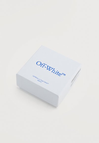 Λευκό τετράγωνο κουτί με μπλε λογότυπο "Off-White™" και μικρό κείμενο "Off-White c/o Virgil Abloh ©2013" σε λευκό φόντο.