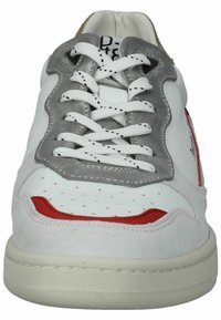 Bílé sportovní boty s šedými akcenty, s texturovaným svrškem, perforacemi, červenými detaily a bílými tkaničkami. Silná gumová podešev.