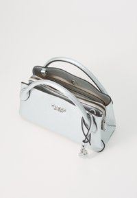 Sac à main métallique argenté avec une finition texturée, fermeture éclair, double anses et un charme décoratif. Design compact et structuré.