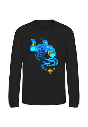 Sort sweatshirt med en lys blå ånd, der dukker op af en gylden lampe, armene hævet og smilende, med et bylandskabsrefleksion på åndens krop.