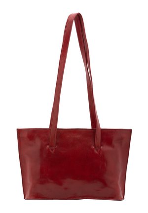 Sac fourre-tout en cuir rouge avec une finition brillante, de forme rectangulaire et deux longues poignées. Détails de couture et pas de matériel visible.