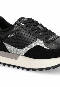 Baskets noires avec une tige perforée, accent paillet é argenté et une semelle blanche épaisse. Dotées de lacets noirs et d'un détail logo sur le côté.
