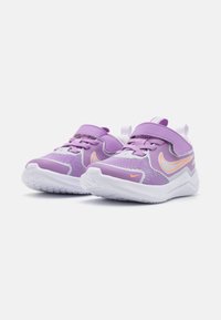Baskets de sport violettes avec des parties supérieures en mesh, semelles en caoutchouc blanches et accents orange. Présentent une sangle Velcro et des lacets pour un ajustement sécurisé.