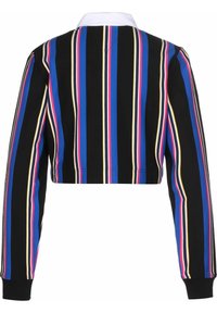 Gekürzte Jacke mit schwarzem Grund, die vertikale Streifen in Blau, Pink und Gelb aufweist. Weißer Kragen. Lange Ärmel mit gerippten Bündchen.
