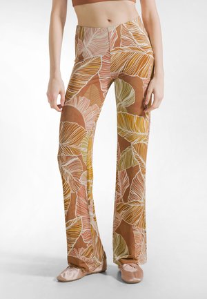 - Spodnie materiałowe