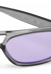 Lunettes de soleil avec une monture en plastique noire et grise, des verres teintés en violet, et des marquages gravés sur la branche indiquant le modèle et la catégorie UV.