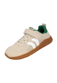 Zapatilla infantil beige con franjas laterales blancas, forro verde en el cuello, tira de Velcro y suela de goma marrón.