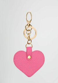 Portachiavi a forma di cuore rosa realizzato in materiale testurizzato, con un bottone a pressione dorato e un gancio e anelli in metallo dorato.