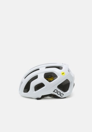 Weißer Fahrradhelm mit stromlinienförmigem Design, ausgestattet mit großen Belüftungsöffnungen und MIPS-Technologie für erhöhte Sicherheit. Schwarzes "POC"-Logo.