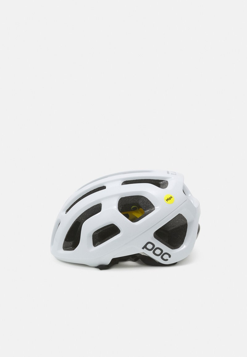 Capacete de bicicleta branco com um design aerodinâmico, apresentando grandes aberturas de ventilação e tecnologia MIPS para maior segurança. Logótipo preto "POC".
