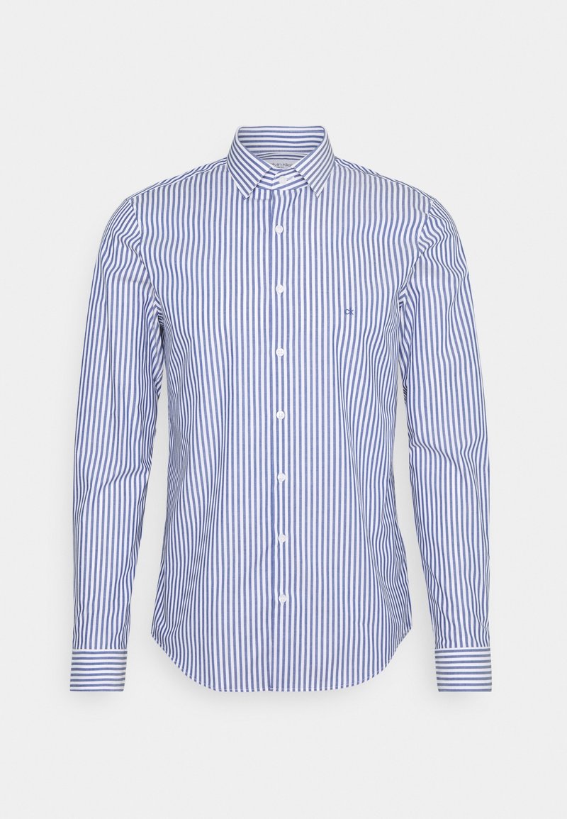 Chemise à manches longues pour hommes, boutonnée, à rayures verticales bleues et blanches, avec un col pointu sur fond blanc.