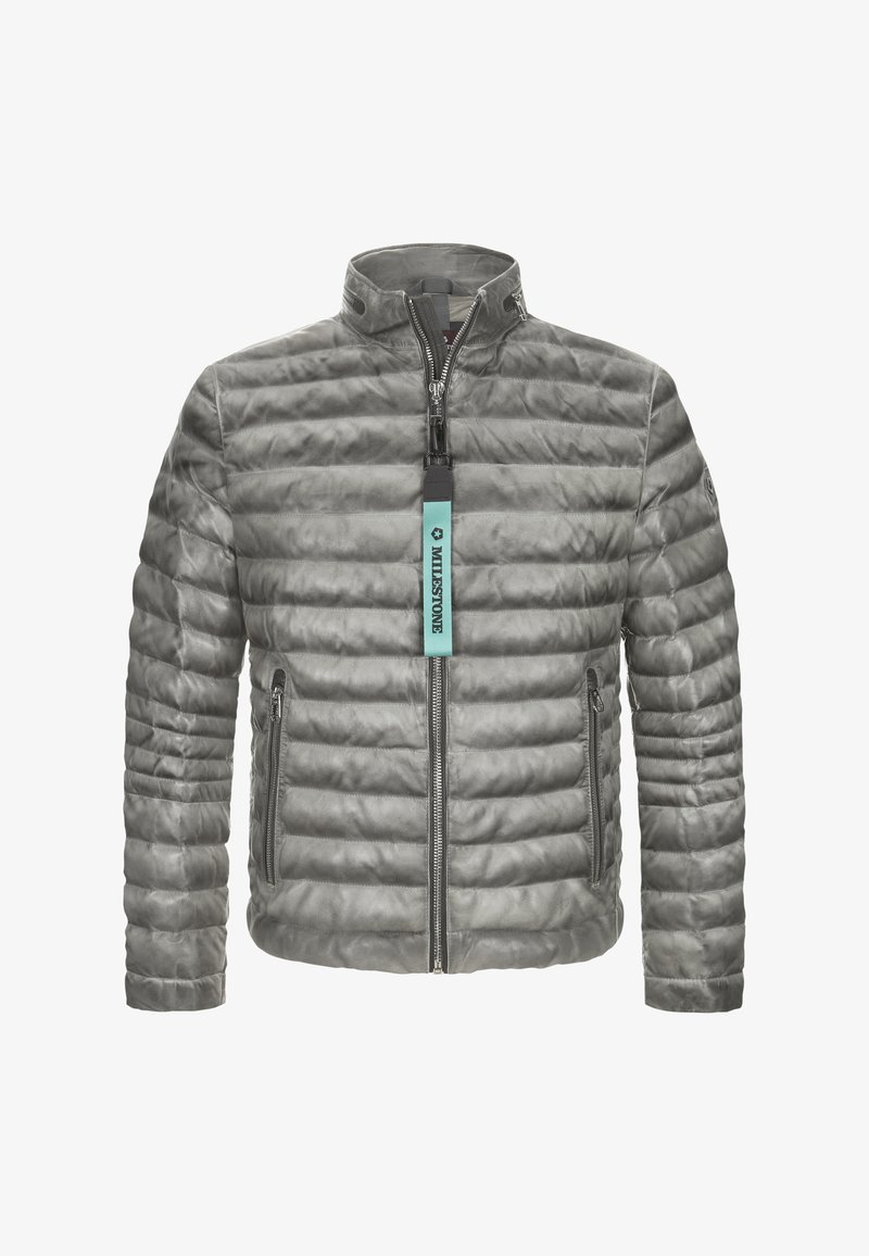 Grau gesteppte Jacke mit hohem Kragen, Reißverschluss, zwei seitlichen Taschen und einem Etikett mit dem Markennamen "MILESTONE." Glatte Textur.