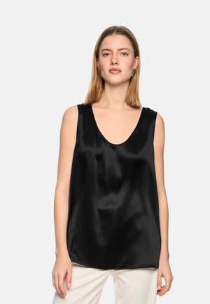 Schwarzes ärmelloses Satinoberteil mit tiefem V-Ausschnitt, das eine glatte Textur und eine lockere Passform aufweist, vor einem neutralen Hintergrund präsentiert.