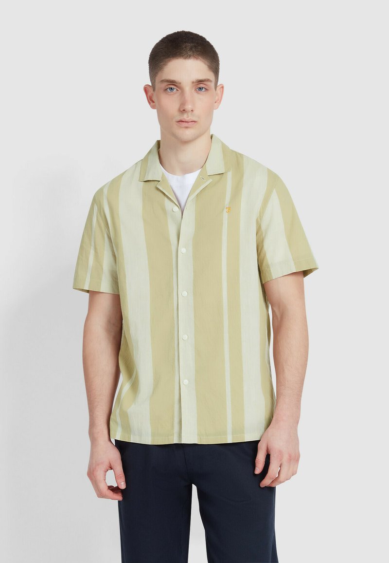 Camicia a maniche corte di colore verde chiaro con strisce verticali, realizzata in tessuto leggero, con chiusura a bottoni e un ricamo del logo discreto.