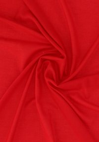 Czerwona tkanina o gładkiej fakturze, z wirującym wzorem, który podkreśla jej opadanie i bogaty kolor. Idealna do różnych zastosowań tekstylnych.