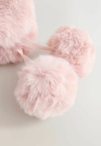 Hladké ružové pom-pomy spojené stuhou, vyrobené z jemného syntetického kožušinového materiálu. Majú zaoblený tvar s textúrovaným povrchom.